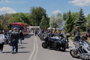 zdjęcie przedstawia zaparkowane motocykle