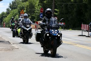 zdjęcie przedstawia przejazd motocykli