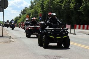 zdjęcie przedstawia przejazd motocykli i quadów