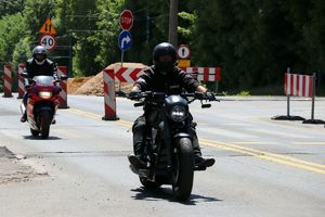 zdjęcie przedstawia przejazd motocykli