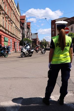 zdjęcie przedstawia policjantkę zabezpieczającą przejazd motocykli