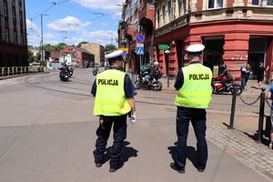 zdjęcie przedstawia policjantów zabezpieczających przejazd motocykli