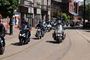 zdjęcie przedstawia przejazd motocykli