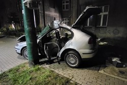 zdjęcie przedstawia uszkodzony w wyniku zdarzenia samochód marki seat