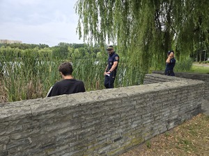 zdjęcie przedstawia policjantka i strażnik miejski rozmawiających z mieszkańcem