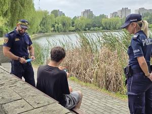 zdjęcie przedstawia policjantka i strażnik miejski rozmawiających z mieszkańcem