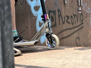 zdjęcie przedstawia zbliżenie na hulajnogę
