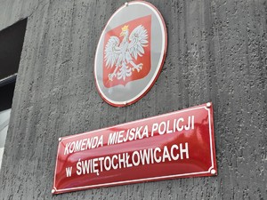 zdjęcie przedstawia napis na budynku komenda miejska policji w świętochłowicach
