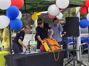 zdjęcie przedstawia policjantów i strażników miejskich na akcji profilaktycznej