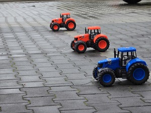zdjęcie przedstawia zbliżenie na zabawkowe traktory