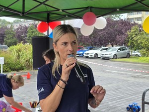 zdjęcie przedstawia policjantkę z mikrofonem
