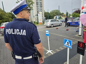 zdjęcie przedstawia policjanta ruchu drogowego
