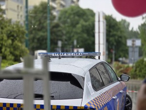zdjęcie przedstawia zbliżenie na radiowóz straży miejskiej