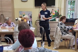 zdjęcie przedstawia policjantkę rozmawiającą z seniorami