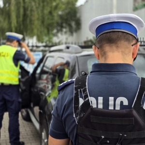 zdjęcie przedstawia policjantów podczas kontroli drogowej
