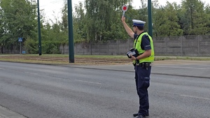 zdjęcie przedstawia policjantów zatrzymującego pojazd