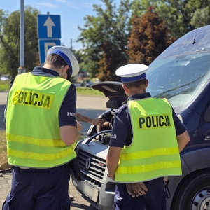 zdjęcie przedstawia policjantów podczas kontroli drogowej