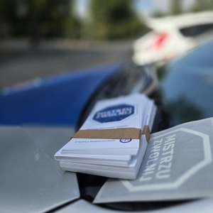 zdjęcie przedstawia: ulotki i naklejki z akcji