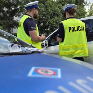 zdjęcie przedstawia: policjantów ruchu drogowego