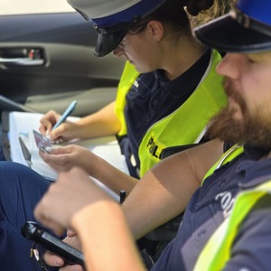 zdjęcie przedstawia: policjantów ruchu drogowego
