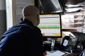 Zdjęcie przedstawia dyżurnego przy komputerze