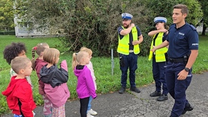 zdjęcie przedstawia: policjantów i dzieci z przedszkola