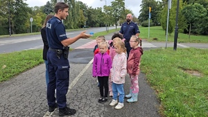 zdjęcie przedstawia: policjanta i dzieci z przedszkola