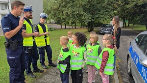 zdjęcie przedstawia: policjanta rozmawiającego z dziećmi