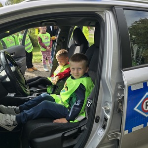 zdjęcie przedstawia: dzieci w radiowozie