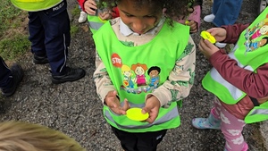 zdjęcie przedstawia: dzieci trzymające odblaski