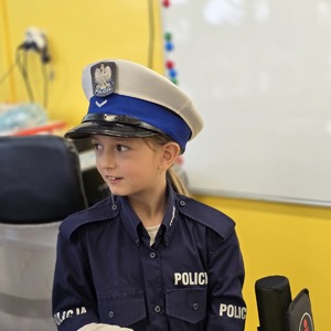 zdjęcie przedstawia: uczennice przebraną za policjantkę