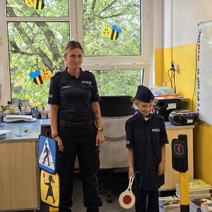 zdjęcie przedstawia: policjantkę i uczennicę