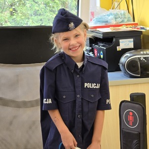 zdjęcie przedstawia: uczennice przebraną za policjantkę