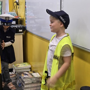 zdjęcie przedstawia: ucznia przebranego za policjanta