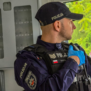 zdjęcie przedstawia: policjanta podczas ćwiczeń