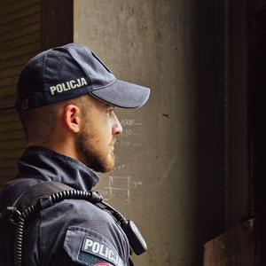zdjęcie przedstawia: policjanta podczas ćwiczeń