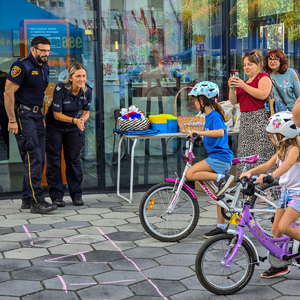 zdjęcie przedstawia: policjantkę, strażnika miejskiego i rowerzystów