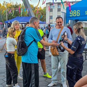 zdjęcie przedstawia policjantkę z uczestnikami wydarzenia