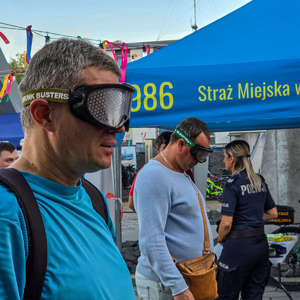 zdjęcie przedstawia: uczestnika wydarzenia w alkogooglach