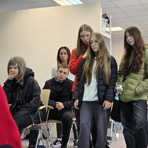 zdjęcie przedstawia uczniów na szkoleniu z pierwszej pomocy