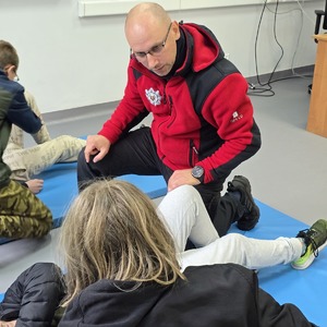 zdjęcie przedstawia policjanta prowadzącego szkolenie z pierwszej pomocy
