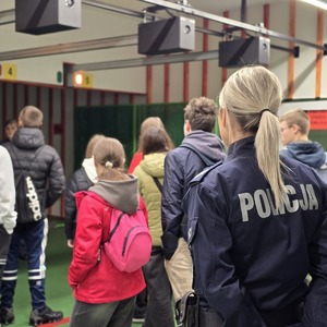 zdjęcie przedstawia policjantów i uczniów na strzelnicy