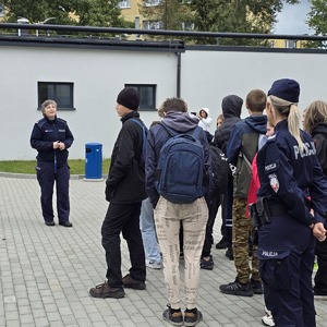 zdjęcie przedstawia policjantów i uczniów na strzelnicy