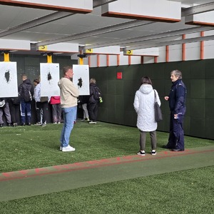 zdjęcie przedstawia policjantów i uczniów na strzelnicy