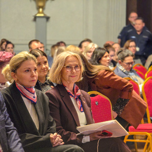 zdjęcie przedstawia uczestników konferencji na widowni