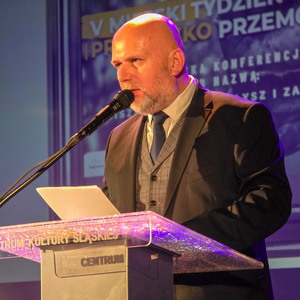 zdjęcie przedstawia lektora przy mikrofonie