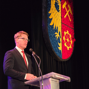 zdjęcie przedstawia prezydenta podczas przemówienia