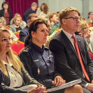 zdjęcie przedstawia panią komendant i prezydenta na widowni