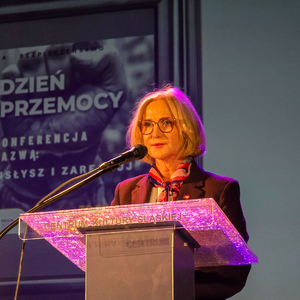 zdjęcie przedstawia posłankę podczas przemówienia