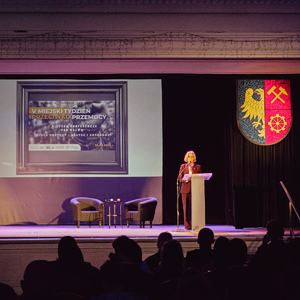 zdjęcie przedstawia posłankę podczas przemówienia